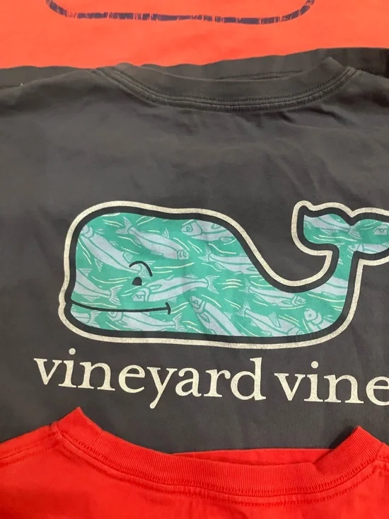 Vineyard Vines Coral, Navy & Red Whale Tees with Khaki Shorts Sz XL (16) EUC - Picture 3 of 15